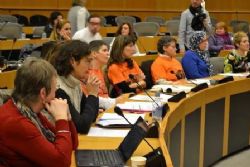 Ciudadanía y trabajadoras y trabajadores sociales reclamando juntos derechos sociales en el Parlamento Europeo