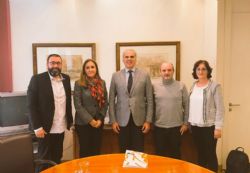 Compromiso con el desarrollo del acuerdo sobre organización de los servicios de trabajo social sanitario del SERMAS firmado en la mesa sectorial de sanidad. 